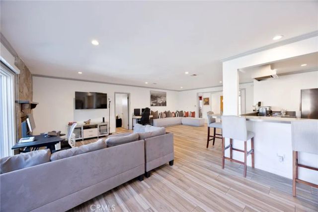 20363 Roscoe, Winnetka, CA 91306