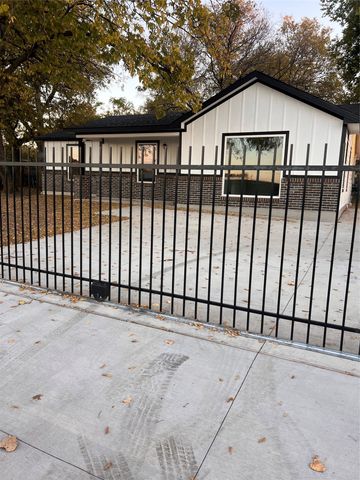 5728 Wilkes Drive, Fort Worth, TX 76119