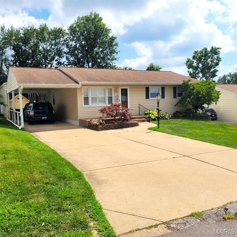 11128 Pine Forest Drive, St Louis, MO 63126