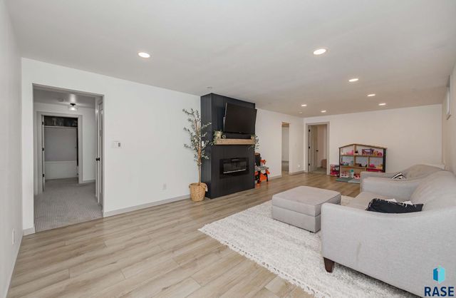 4301 S Glenview Rd Road, Sioux Falls, SD 57103