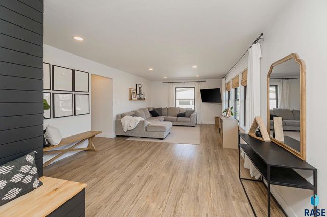 4301 S Glenview Rd Road, Sioux Falls, SD 57103