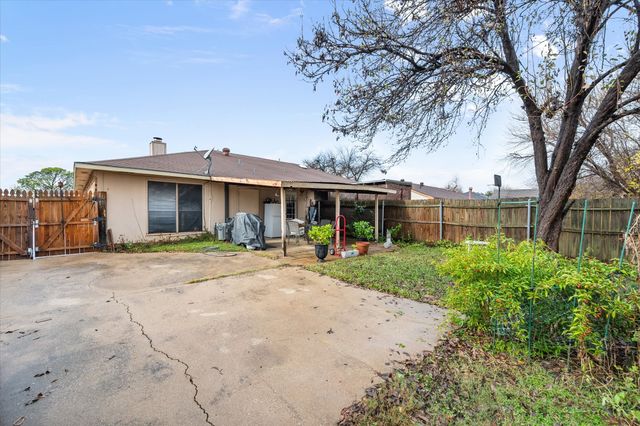 2920 Hilltop Drive, Euless, TX 76039