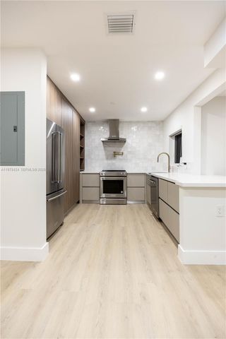 6070 SW 42nd St, Miami, FL 33155