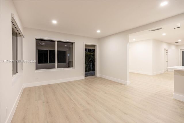 6070 SW 42nd St, Miami, FL 33155