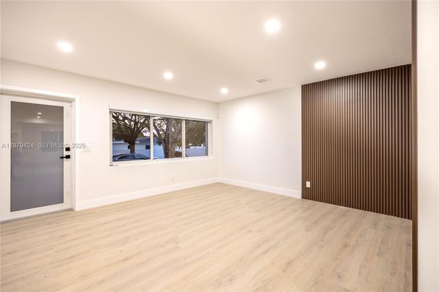 6070 SW 42nd St, Miami, FL 33155