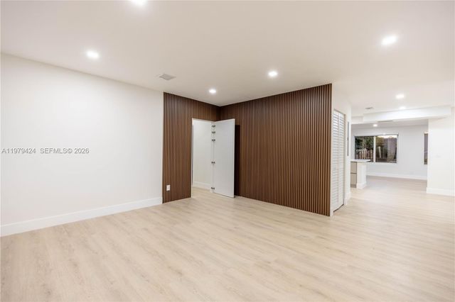 6070 SW 42nd St, Miami, FL 33155