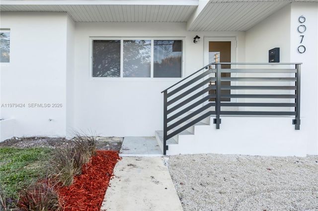 6070 SW 42nd St, Miami, FL 33155