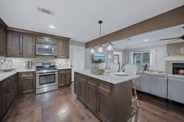 120 April Wind Drive E, Montgomery, TX 77356