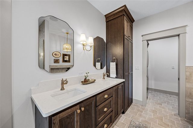 700 Lakeview Court, Tiffin, IA 52340