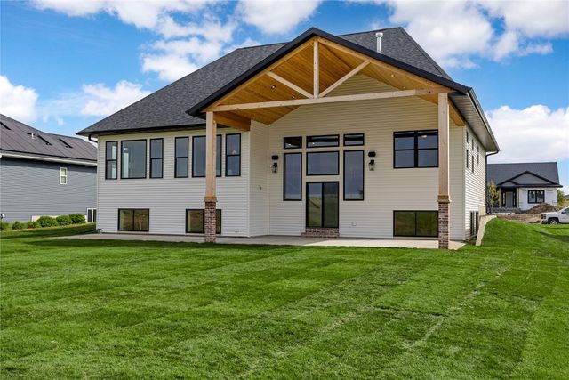 700 Lakeview Court, Tiffin, IA 52340