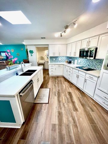 135 E Bahama St., South Padre Island, TX 78597