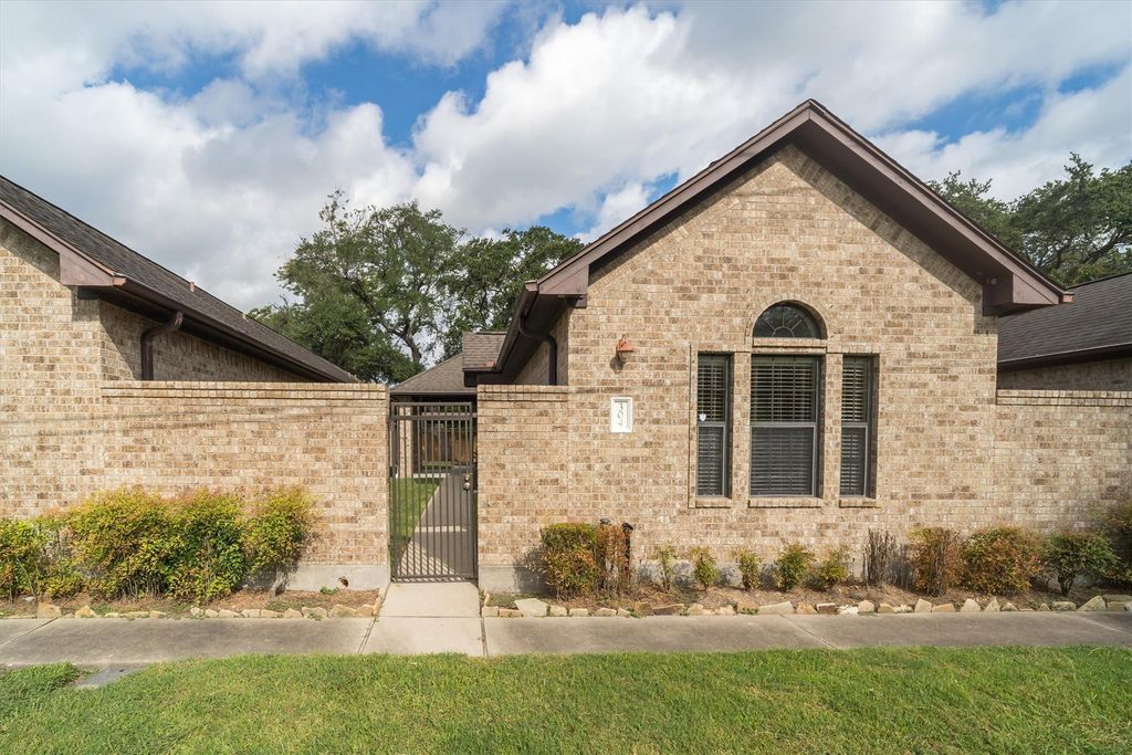 304 Reppert Street, Bacliff, TX 77518