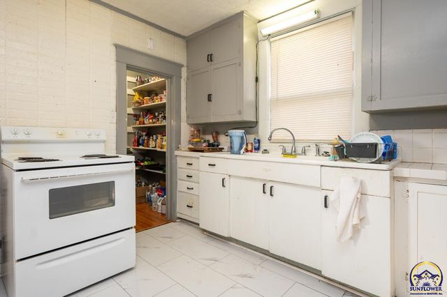 811 NE Oakland AVE, Topeka, KS 66616