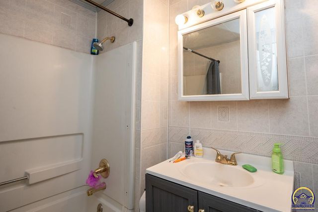 811 NE Oakland AVE, Topeka, KS 66616