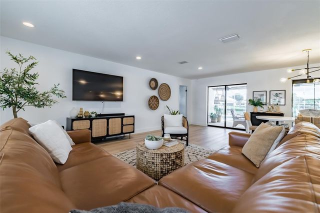 917 CHIPAWAY DRIVE, Apollo Beach, FL 33572