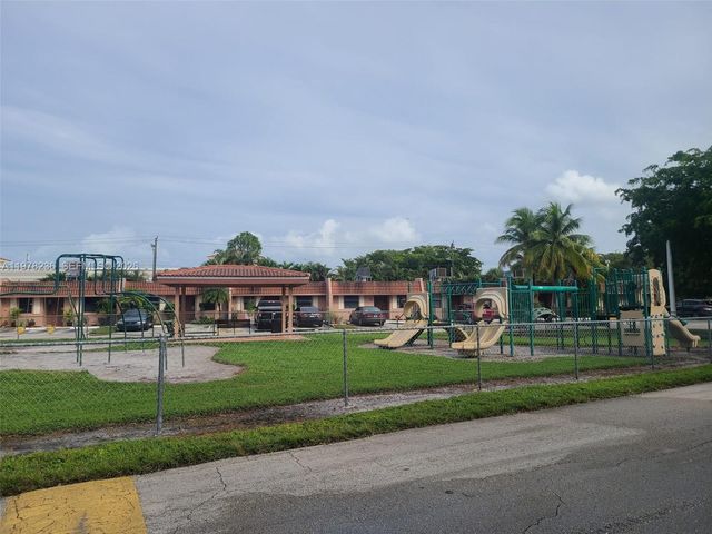 29 Seville Cir 4-49, Davie, FL 33324