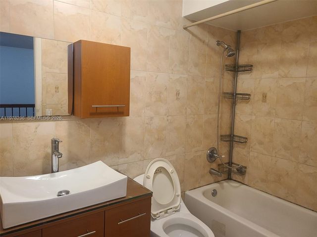 29 Seville Cir 4-49, Davie, FL 33324