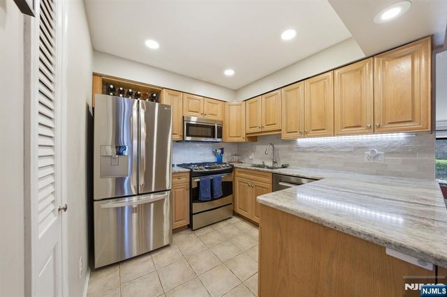 166 Sandcastle Key, Secaucus, NJ 07094