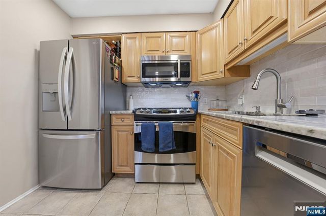 166 Sandcastle Key, Secaucus, NJ 07094