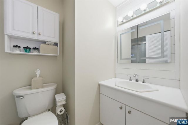 166 Sandcastle Key, Secaucus, NJ 07094