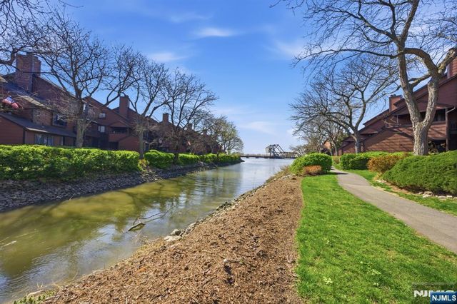 166 Sandcastle Key, Secaucus, NJ 07094