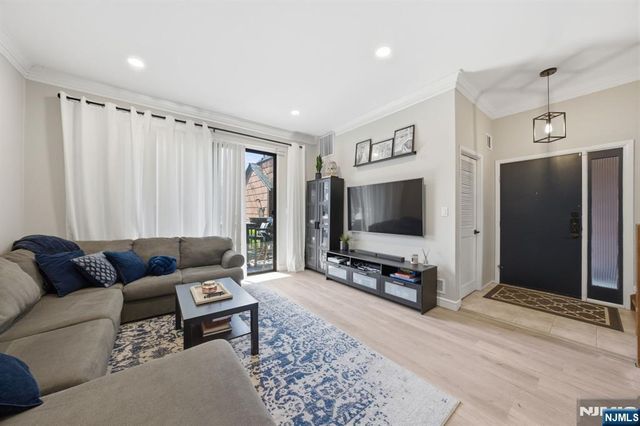 166 Sandcastle Key, Secaucus, NJ 07094