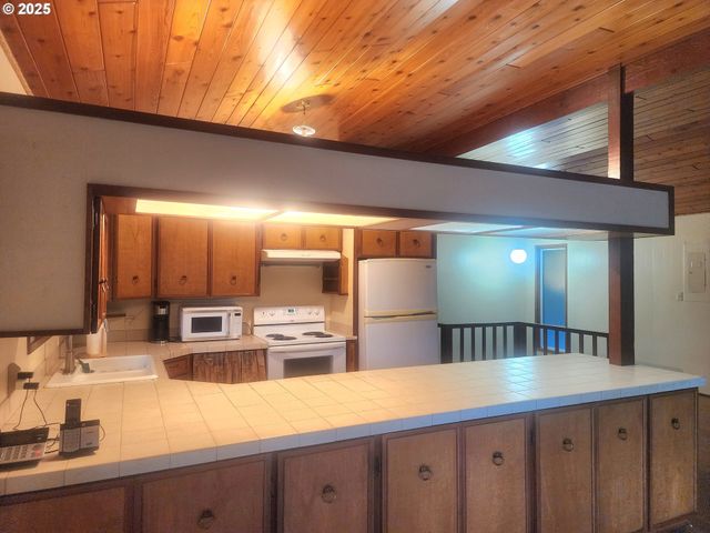 763 N Tenmile, Lakeside, OR 97449