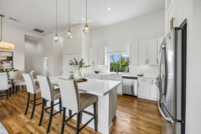 2611 Hondo Avenue 102, Dallas, TX 75219