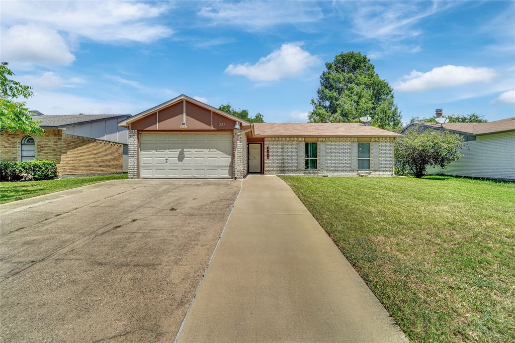 225 Rockcrest Drive, Mesquite, TX 75150