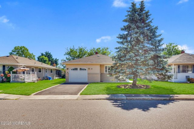 16 Goyave Street, Toms River, NJ 08757