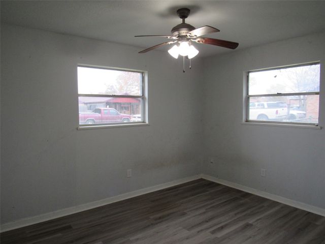 218 Virginia Drive, Lacy Lakeview, TX 76705