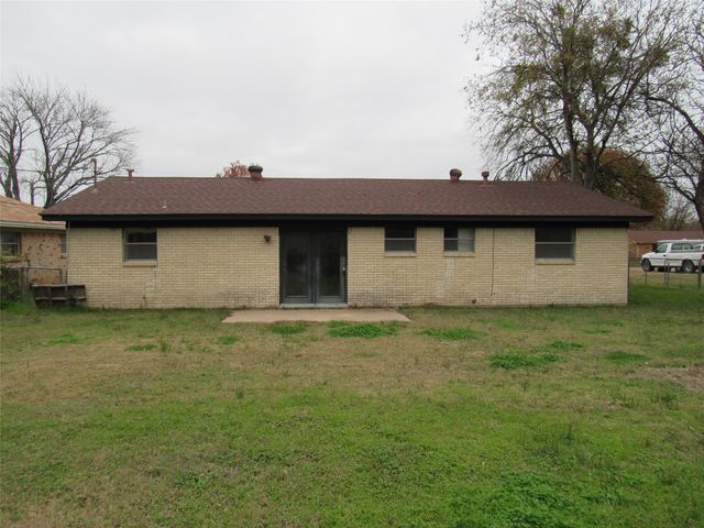 218 Virginia Drive, Lacy Lakeview, TX 76705