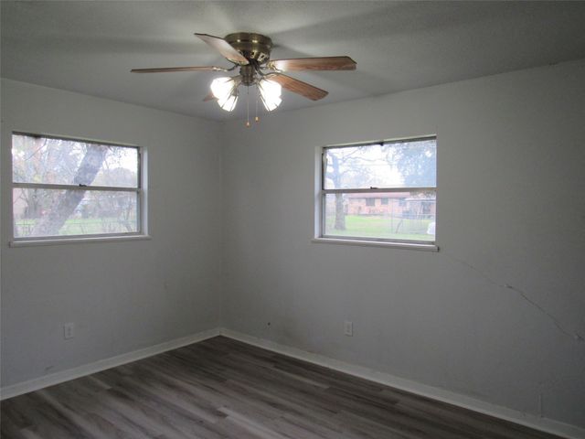 218 Virginia Drive, Lacy Lakeview, TX 76705