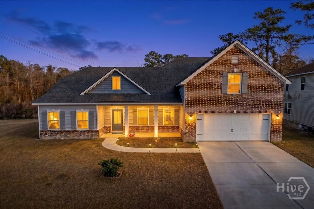 Image 3 of property listing at 16 Litchfield Drive, Savannah, GA 31419