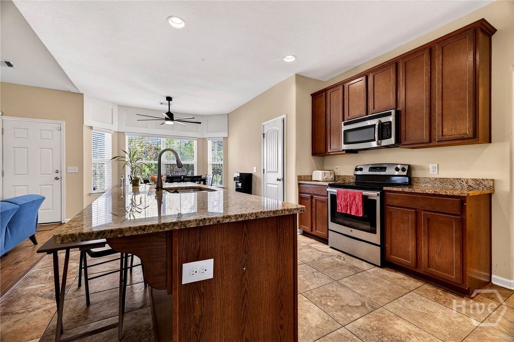 Image 8 of property listing at 16 Litchfield Drive, Savannah, GA 31419