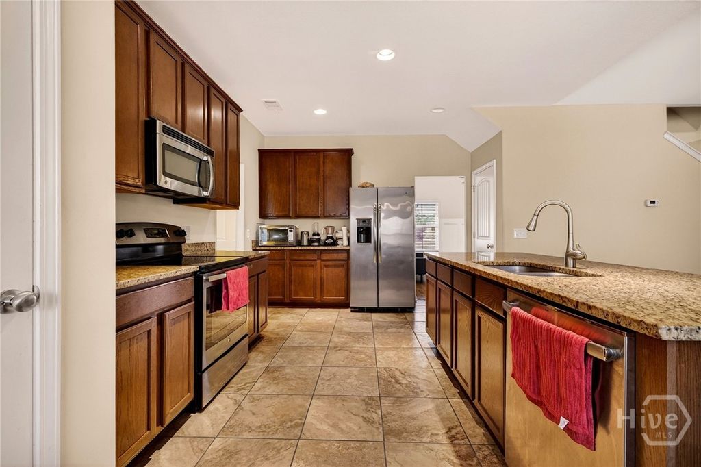 Image 9 of property listing at 16 Litchfield Drive, Savannah, GA 31419