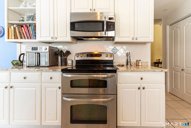 99 Oliver Way 99, Bloomfield, CT 06002