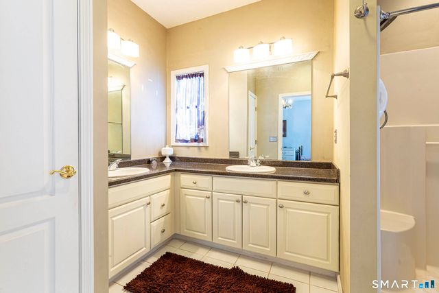 99 Oliver Way 99, Bloomfield, CT 06002