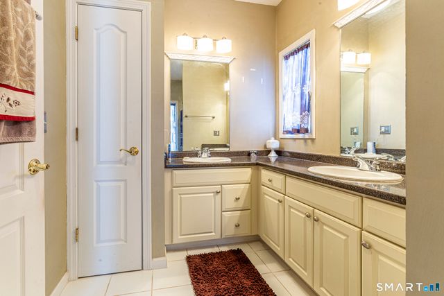 99 Oliver Way 99, Bloomfield, CT 06002