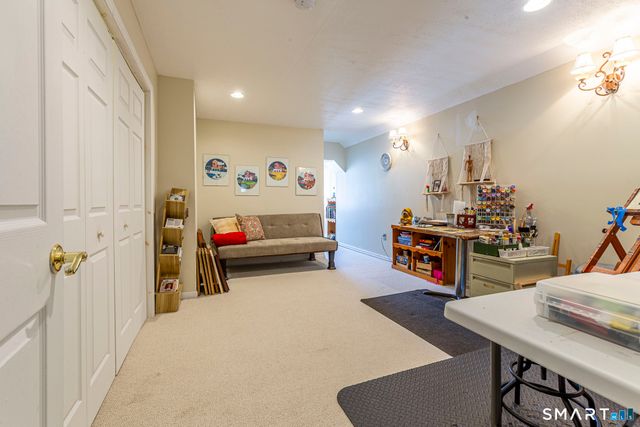 99 Oliver Way 99, Bloomfield, CT 06002