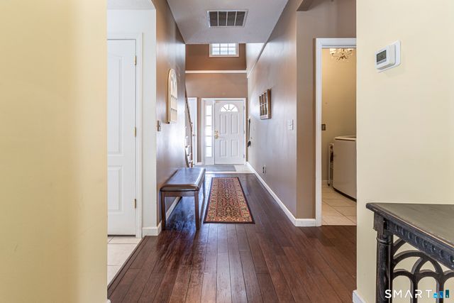 99 Oliver Way 99, Bloomfield, CT 06002