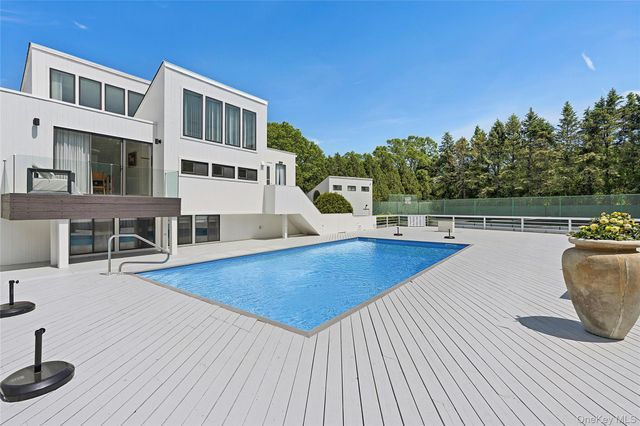 84 Inlet Road E, Southampton, NY 11968