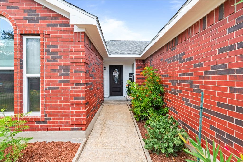 7913 Wolf Dr, Corpus Christi, TX 78414 — photo 2