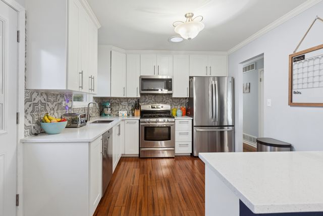 3008 Scenicwood Lane, Woodridge, IL 60517