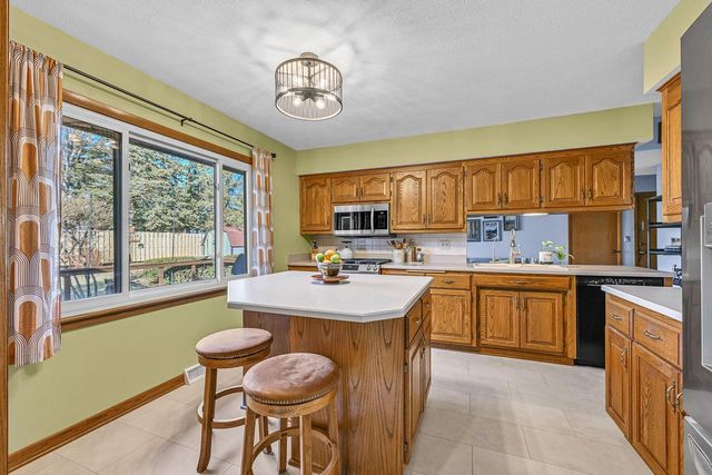 13500 W Old Oak LANE, New Berlin, WI 53151