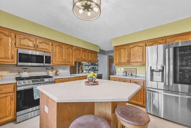 13500 W Old Oak LANE, New Berlin, WI 53151