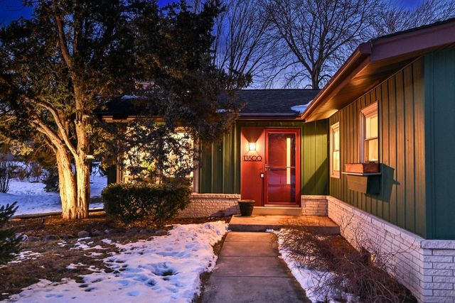 13500 W Old Oak LANE, New Berlin, WI 53151