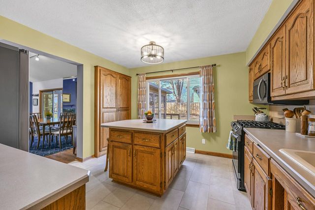 13500 W Old Oak LANE, New Berlin, WI 53151