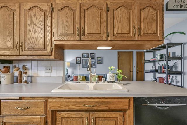 13500 W Old Oak LANE, New Berlin, WI 53151