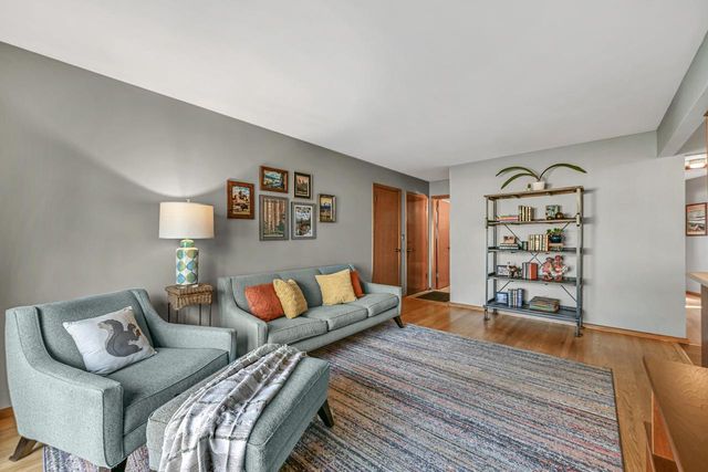 13500 W Old Oak LANE, New Berlin, WI 53151